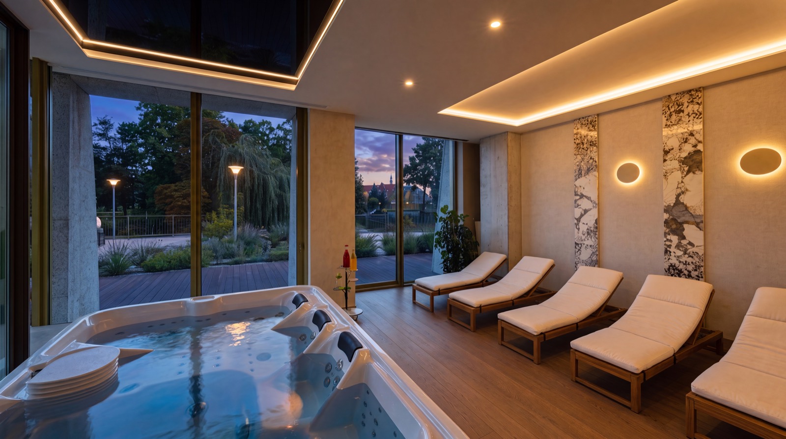 Jacuzzi i leżaki w strefie Wellness PONTI wieczorem