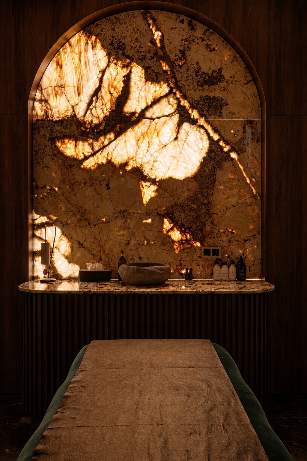 Pokój Terra w PONTI SPA Wrocław: stół zabiegowy przy podświetlonym kamieniu