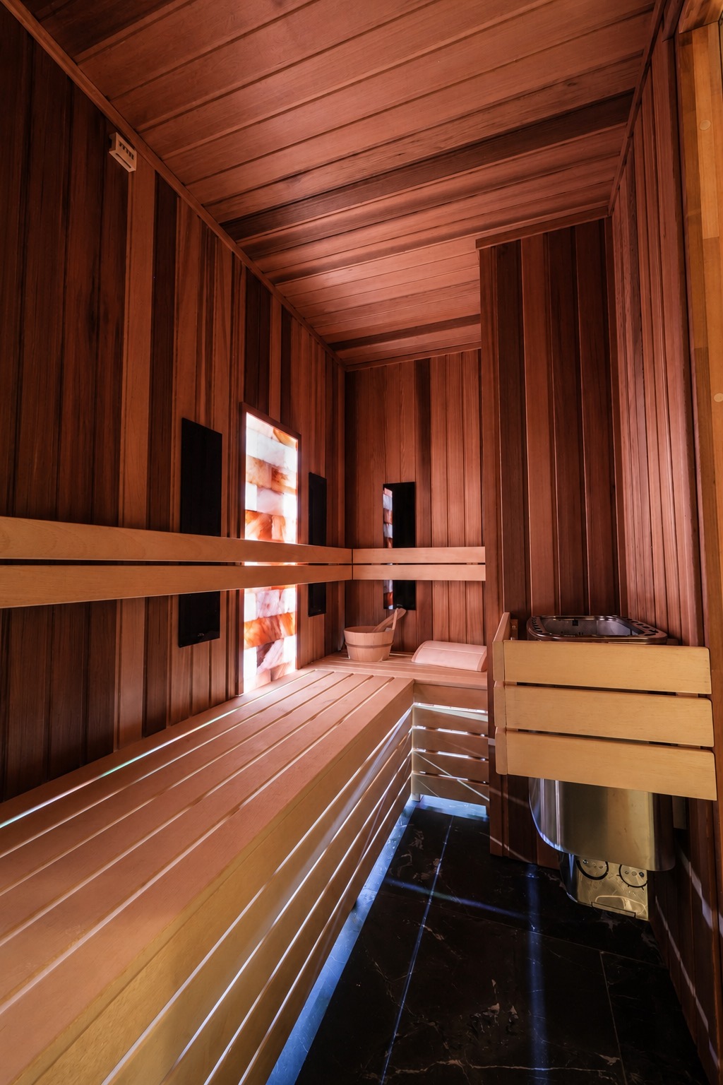 Sauna fińska w PONTI SPA, drewniane ławy i ściana solna