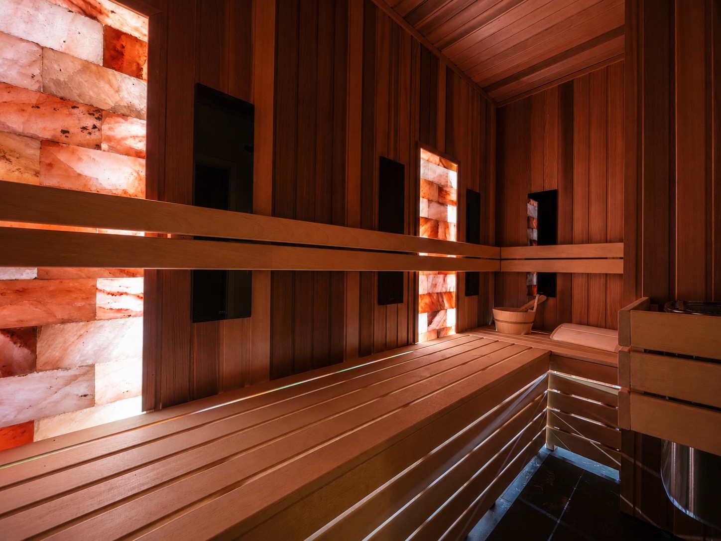 Sauna fińska ze ścianą solną w PONTI Wellness i SPA
